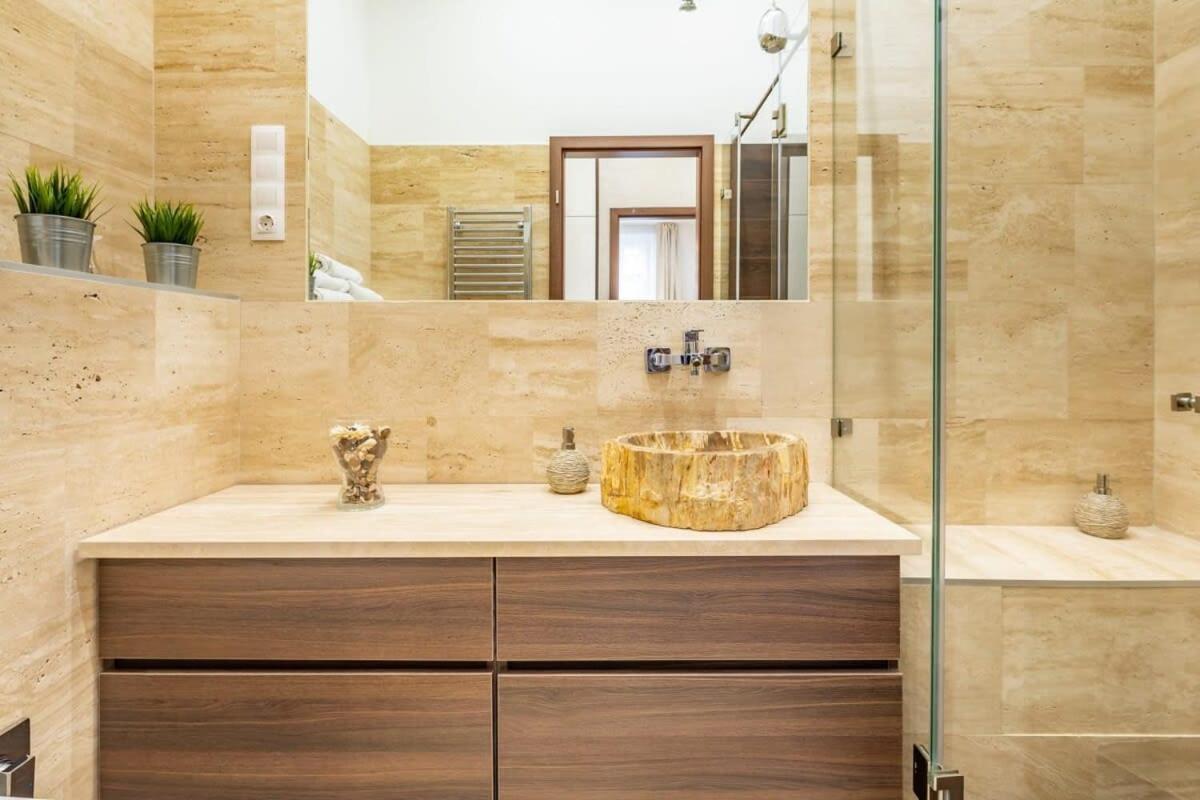 Splendid Perfectly Located Flat With Sauna Apartamento Budapeste Exterior foto