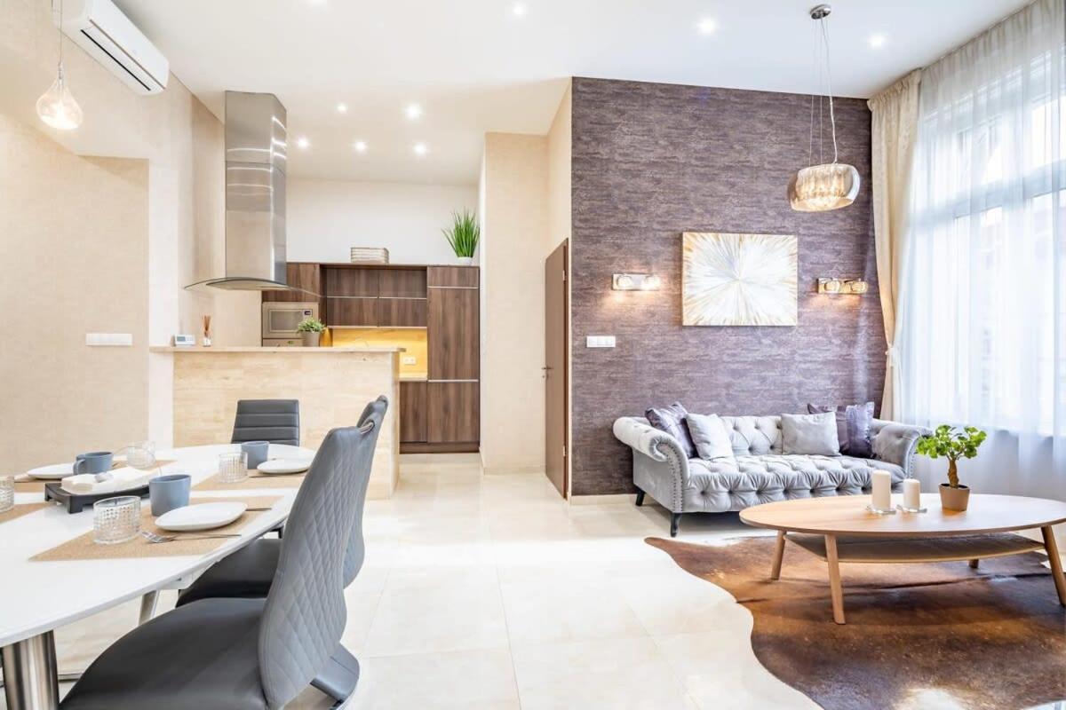 Splendid Perfectly Located Flat With Sauna Apartamento Budapeste Exterior foto